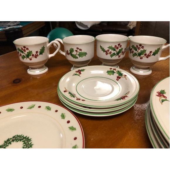 Vintage White Christmas dish set - Picture 13 of 15